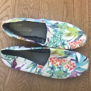 Toms floral shoes